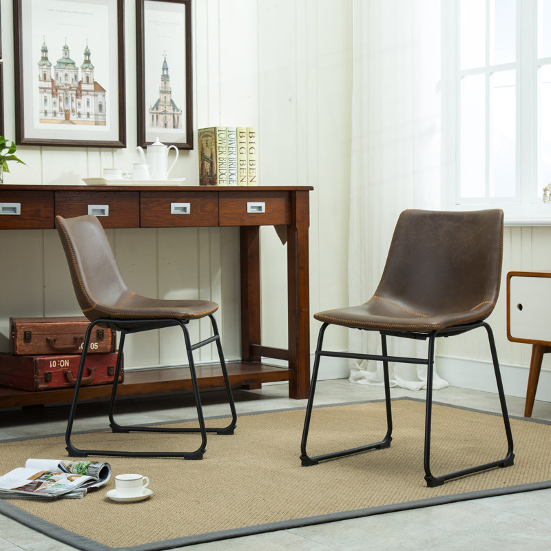 2 chaises de salle à manger en cuir PU brun antique. Conception en métal faite à la main. Siège confortable en plastique moulé. L 18,5 po x l 22,25 po x P 31,5 po. Chaises rétro, 2 places, siège. H 31,5 po Pieds noirs