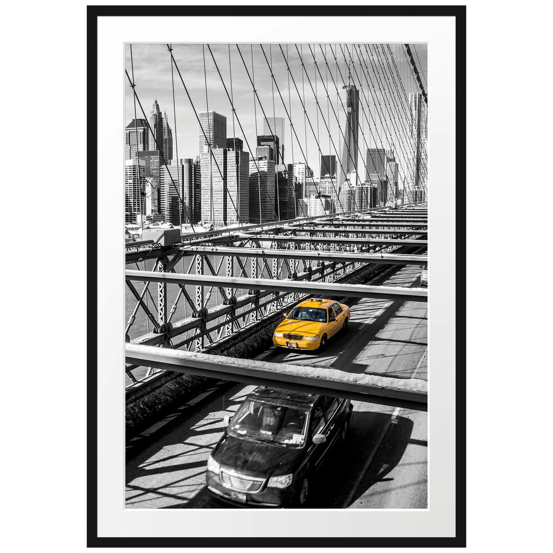 Gelbes Taxi in New York auf einer Brücke Gerahmter Fotokunstdruck