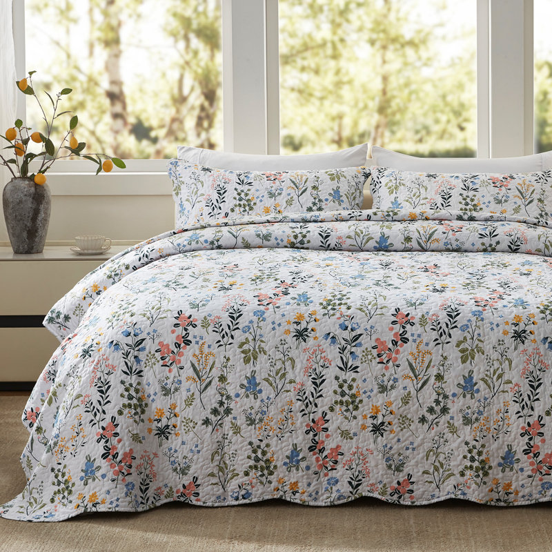 3-Piece King Size Quilt Set - Lightweight Microfiber Bedspread & 2 Pillow Shams, Garden Style Floral Pattern, Oversized 98x106 Inches, All-Season Bed Cover