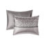 Édredon grand 7 pièces. Gris / taupe Avec détails de broderie. Comprend un édredon, des taies décoratives, des oreillers et une jupe de lit. Facile à nettoyer pour le lit. Gris et taupe . 2 3 Décoratif 1 Entretien