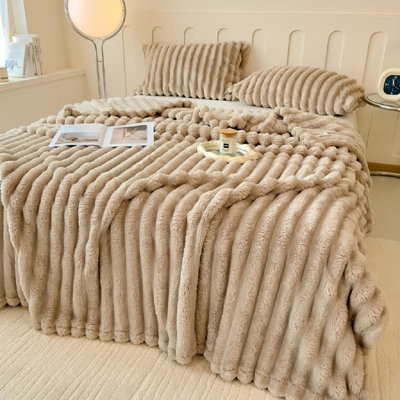 High‑Quality Flannel Bedding Blanket, Anti‑Pilling Machine Washable Plush Blanket for Household Rest
