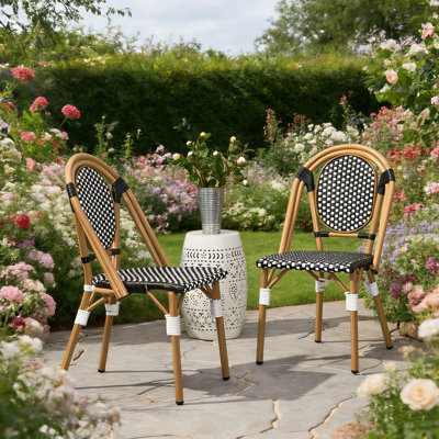 Ensemble de 2 chaises en rotin tissé et structure en aluminium antirouille pour une élégance extérieure.