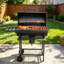 Barbecue au charbon de bois avec tablettes latérales et frontales, barbecue extérieur en forme de tonneau pour les fêtes dans le jardin