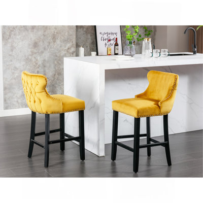 Tabourets de bar contemporains rembourrés de velours à oreilles avec décoration capitonnée à boutons et pieds en bois, garniture cloutée chromée, chaises de bar style loisirs, tabourets de bar, ensemble de 2, SW1824B