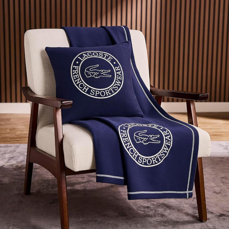 Jeté en mélange de coton 50 x 70 en tricot de coton avec logo brodé Lacoste, Imprimé animal bleu marine