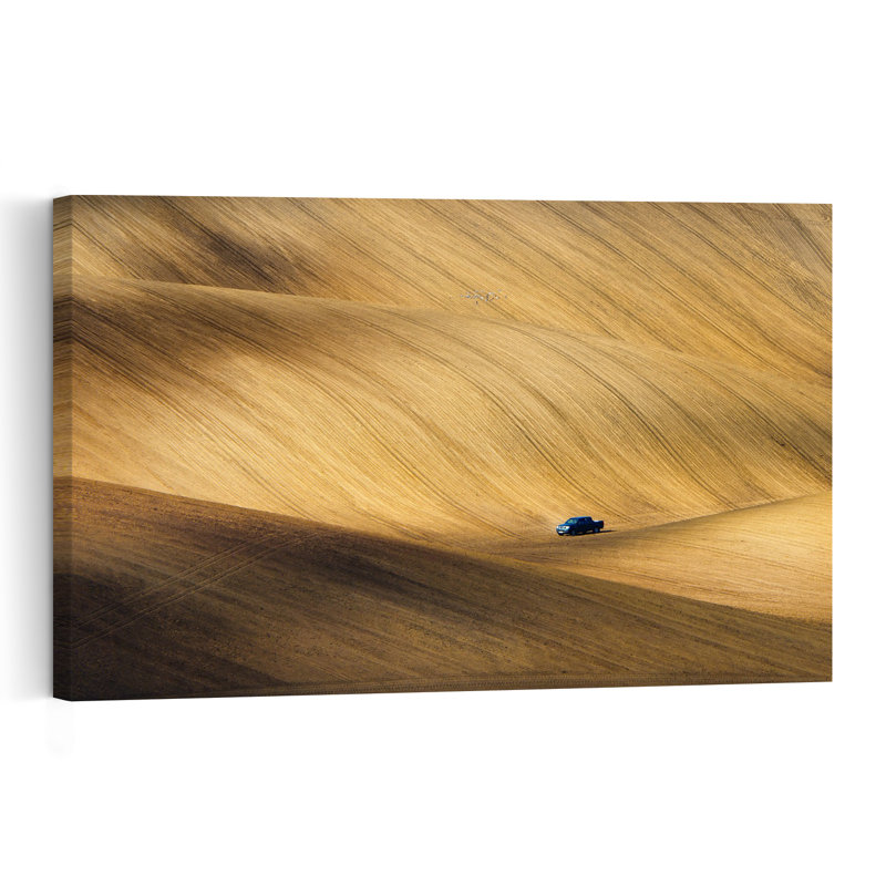 Affiche murale minimaliste représentant un camion solitaire dans un paysage paisible et serein, inspiré par la nature, avec des champs ondulés.