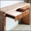 Console rustique en bois avec tiroir, design minimaliste, texture nervurée, finition naturelle, polyvalente et élégante