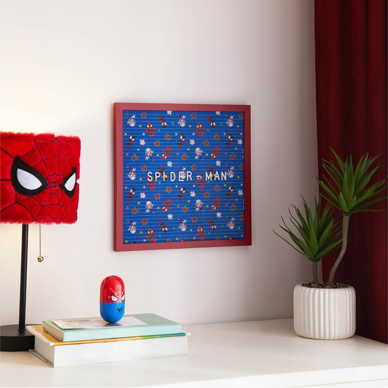 Le mémo de 12 po x 12 po avec cadre en panneau de fibres à densité moyenne Spidey and His Amazing Friends comprend 145 caractères