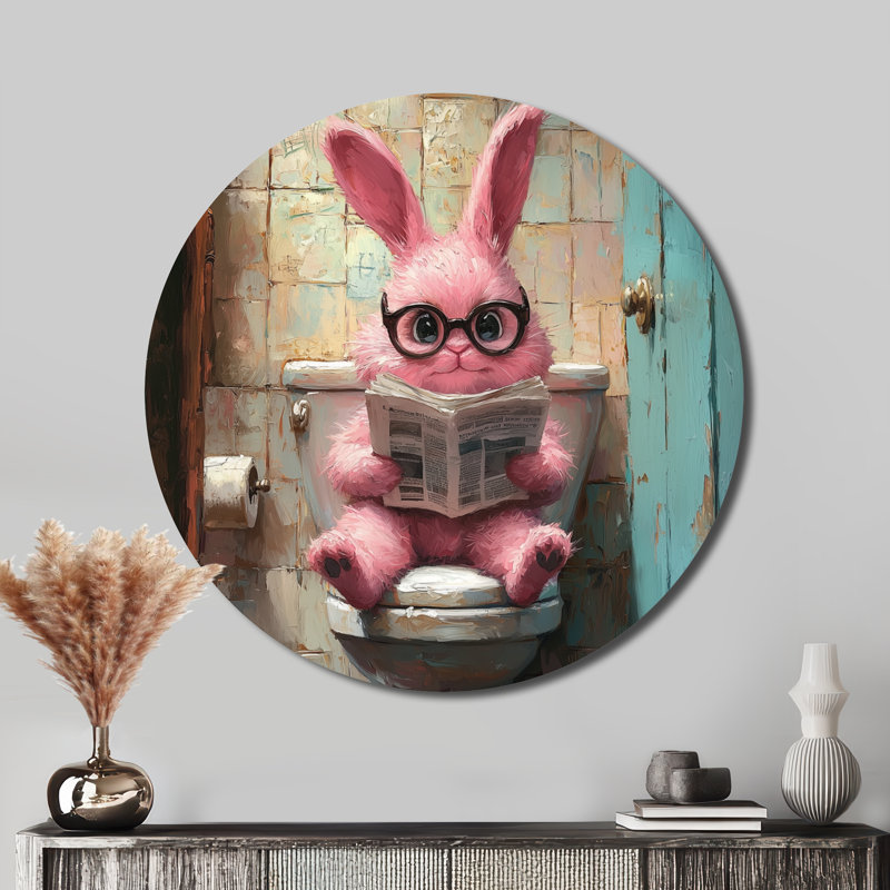 Lapin lisant les nouvelles dans la toilette II - impression d'art moderne rose en métal, H 36 po x l 36 po