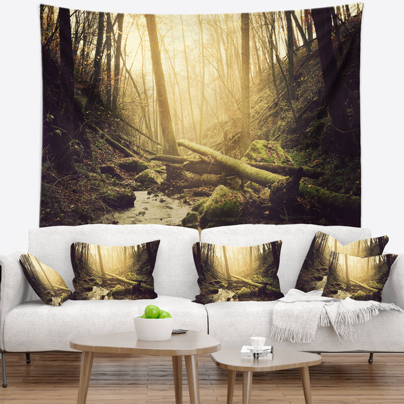 Tapisserie Stream in the Dark Wild Forest, H 50 po x l 60 po