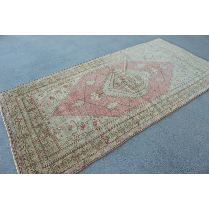 Tapis turc tissé à la main dans des tons de rose et de beige avec un motif géométrique rétro pour une décoration intérieure unique