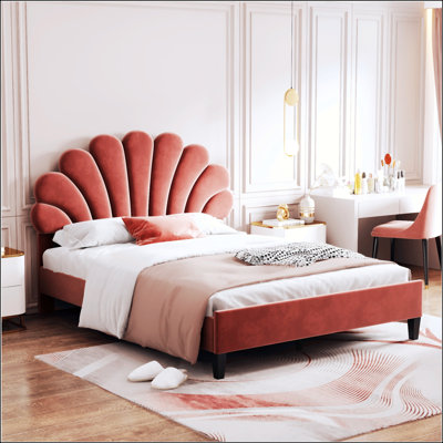 Élégant lit plateforme tapissier en velours avec tête de lit à motif de fleurs complexes, une pièce remarquable pour votre chambre à coucher.