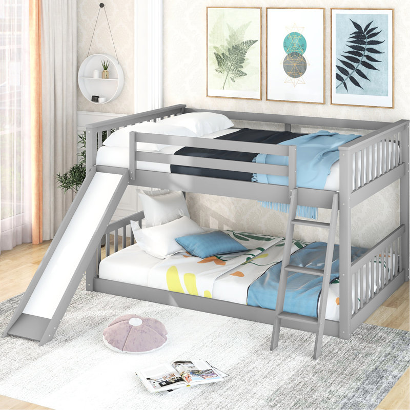 Lit superposé au-dessus d'un lit double gris avec glissière inclinable et télescopique rotative détachable