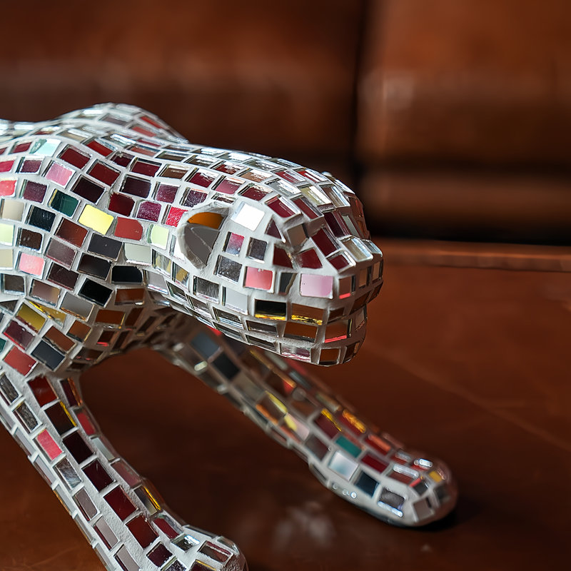 Figurines et sculptures en jaguar modernes uniques avec un extérieur en losange en miroir