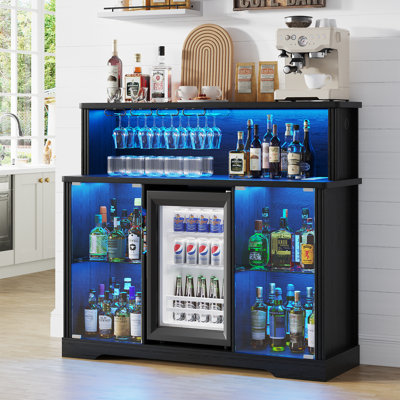 Armoire à vin en verre de 47,2 po avec réfrigérateur à vin autoportant - comprenant 4 tablettes à vin amovibles (quatre niveaux de rangement), compartiment de congélation intégré, système d'éclairage RVB, prise de courant, port de charge USB
