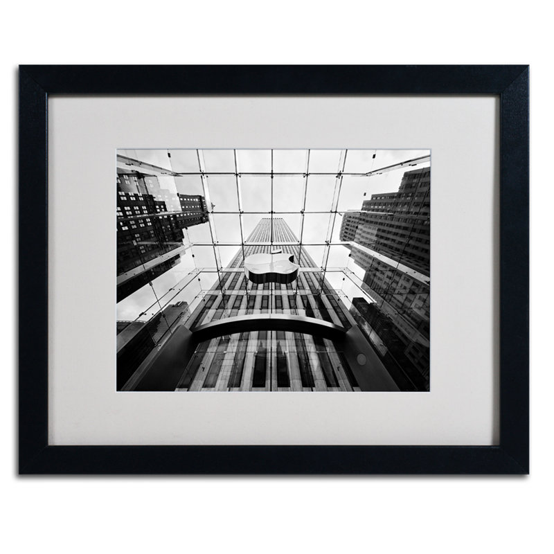 « grande pomme de pomme ii » par nina papiorek, reproduction de photo encadrée, H 16 po x l 20 po x P 0,5 po, Noir