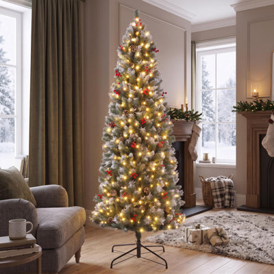 Sapin de Noël artificiel pré-illuminé et floqué avec lumières DEL blanc chaud, recouvert de neige, orné de baies rouges et de pommes de pin, sapin de Noël d'intérieur élancé
