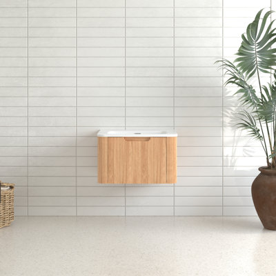 Meuble-lavabo flottant mural en céramique blanc 24 po, pré-assemblé, noyer naturel, bords arrondis, tiroir intelligent pour finition noyer, tiroir à fermeture en douceur, conception arrondie