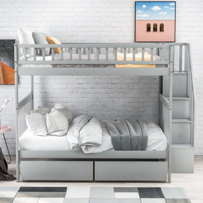 Lit double superposé au-dessus de gris avec deux tiroirs et rangement - Peut accueillir 4 barrières de sécurité haute et confortables, inclinées et facilement accessibles.