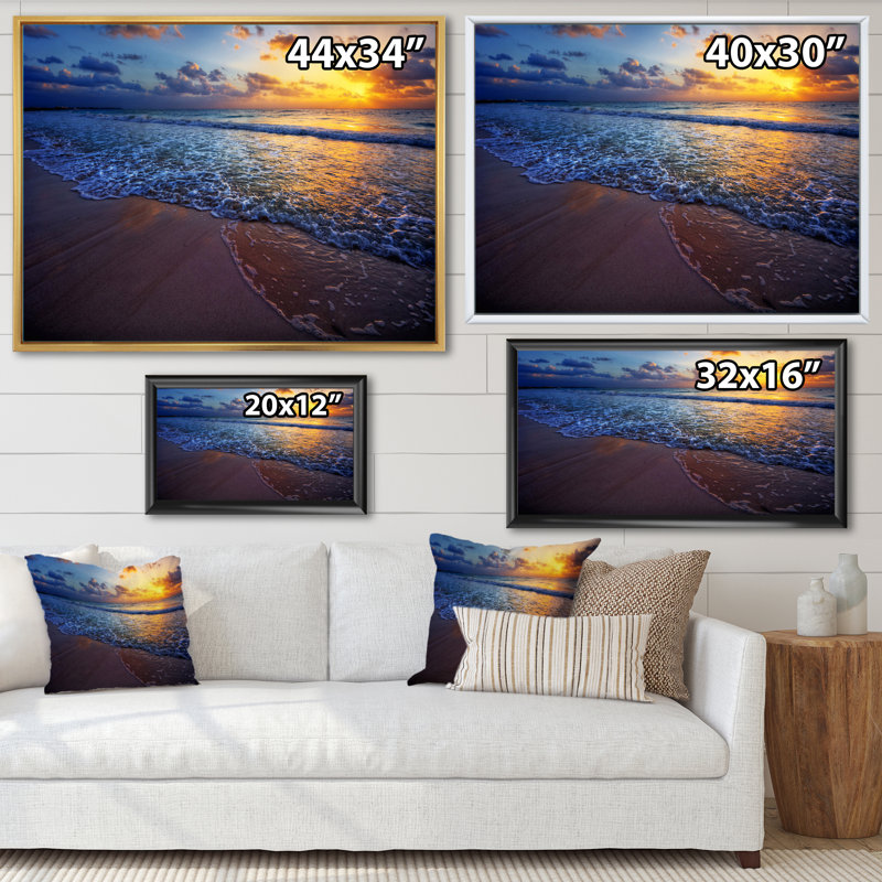 Coucher de soleil sur une plage de l'océan I - photographie sur toile, H 16 po x l 32 po x P 1 po, Cadre flottant doré