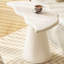 - table de bout en crème, table d'appoint irrégulière