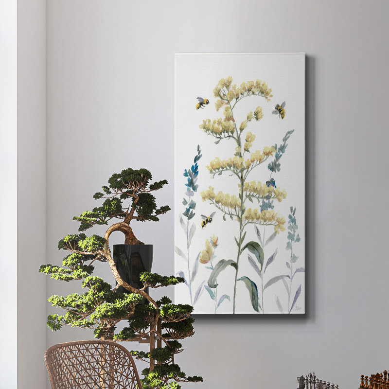 Bumble Bee Garden I - peinture sur toile tendue, H 40 po x l 20 po x P 1,5 po