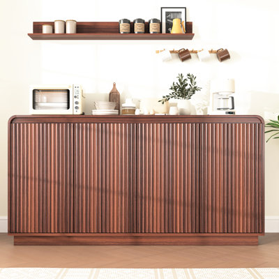Meuble télé cannelé 4 portes en noyer avec prise de courant, centre de divertissement Wave sans poignée, armoire de rangement réglable à 3 niveaux en panneau de particules, console multimédia multifonctionnelle et buffet