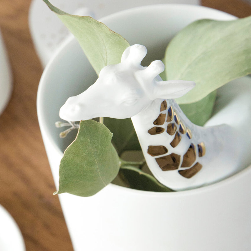 Vase en porcelaine avec décorations en porcelaine