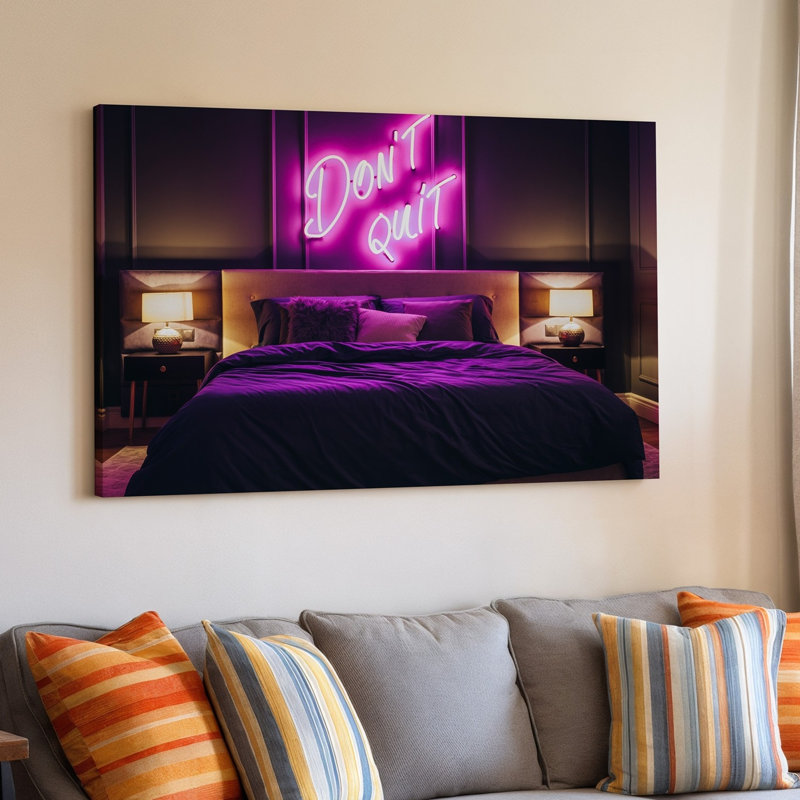 Toile une scène de chambre à coucher confortable avec un lit surdimensionné moelleux avec art mural, literie mauve foncé accentuée par des coussins invitants doux, art sur toile