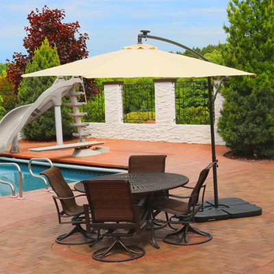 Parasol en porte-à-faux décalé 9,6 pi Eli avec DEL solaires Eli - Beige