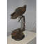 Statue en bronze de faucon sur une branche de Michaelson - Taille: L 15 po x l 15 po x H 28 po.