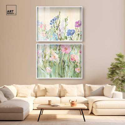 Soft Blooms I - Ira Comleva Petworth, grande reproduction encadrée en deux parties par Art Remedy, cadre blanc, 44 x 33 cm