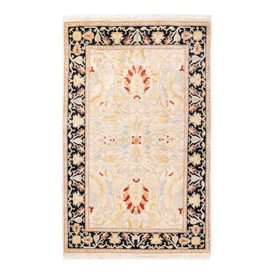 Tapis ivoire traditionnel en laine noué à la main 4 pi 0 po x 6 pi 4 po