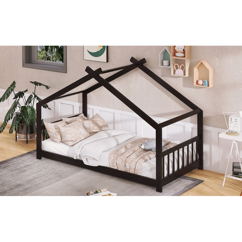 Lit de style maison pour enfants, offrant des zones de sommeil et de jeu distinctives, parfait pour des voyages imaginatifs inspirants et un sommeil réparateur.