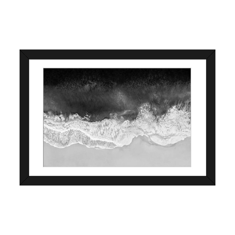 Vagues en noir, gris et blanc par Maggie Olsen, H 18 po x l 26 po, Noir, Toile avec cadre photo