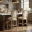 Ensemble de 2 tabourets de bar en bois français avec sièges rembourrés beige, pour îlot de cuisine et coin-repas