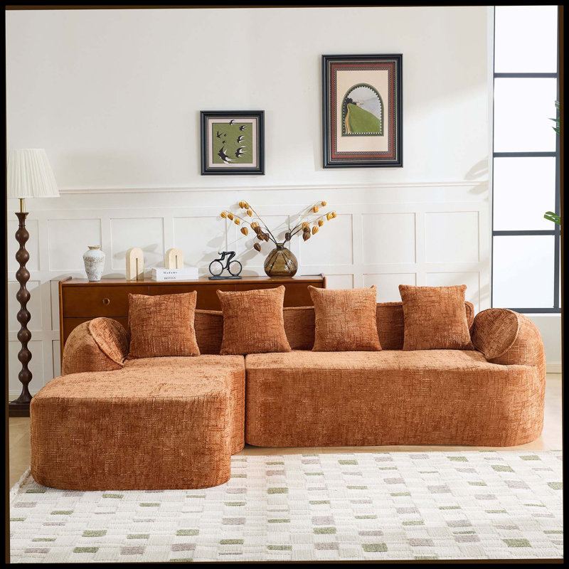 Canapé compressé en forme de L orange en chenille qui s'agence bien avec n'importe quel salon. Il est doté d'une éponge à haute élasticité pour une sensation d'assise confortable, d'accoudoirs courbés et de quatre coussins décoratifs.