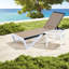 Méridiennes de patio réglables en aluminium au bord de la piscine avec table