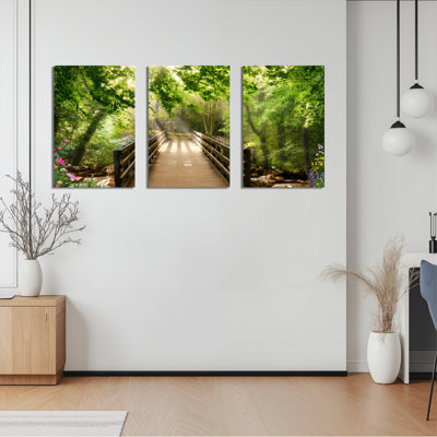Pont en bois dans la forêt avec soleil et fleurs - Ensemble de 3 tableaux sur toile tendue