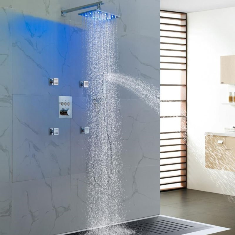 Ensemble de douche de luxe à finition laiton avec robinet de douche à DEL et douche à main à DEL assortie