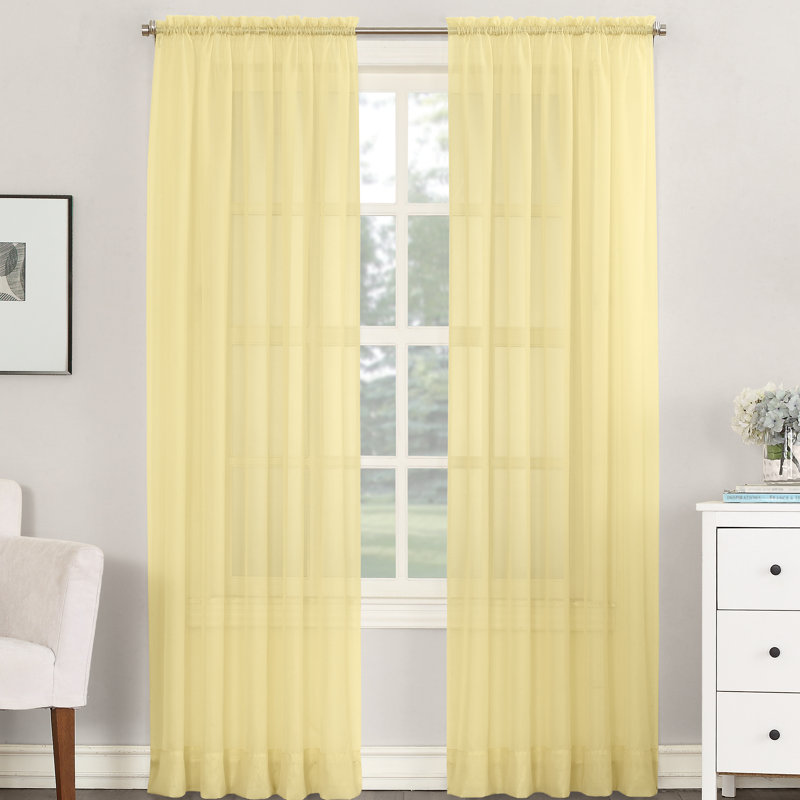 Panneau de rideau transparent avec passe-tringle Wayfair Basics® Albia, L 59 po x L 63 po, Jaune