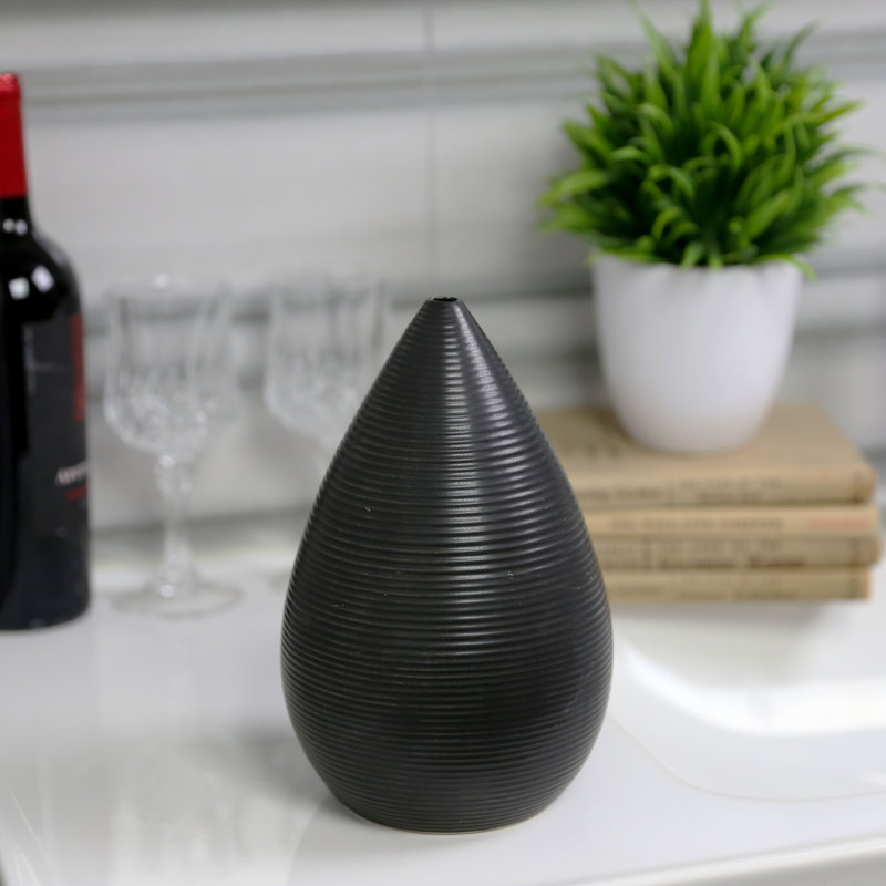 Vase de table ronde en céramique bellied Sederholm, H 9 po x l 5,75 po x P 7,75 po, Noir