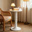 Table d'appoint ronde à pied fuselé blanc, table de chevet ornée de perles, table décorative multifonctionnelle pour salon, chambre à coucher et petits espaces