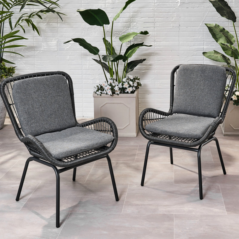 Chaise à structure minimaliste en fer avec tissage durable et rembourrage imperméable