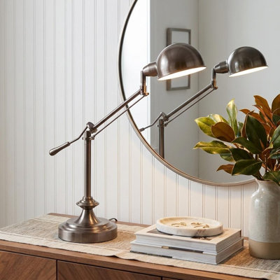 Lampe de table en métal argenté