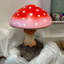 Statue de petit champignon rose surdimensionné