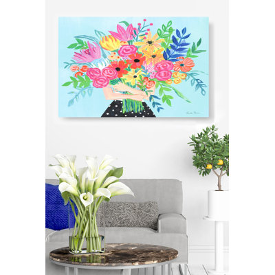 Femme tenant un bouquet de fleurs, grandes fleurs, gros bouquet, coloré, floral, rouge, vert, bleu, rose, cyan, bleu sarcelle, indigo