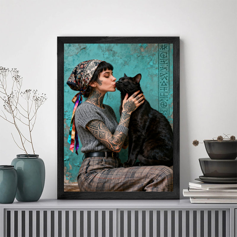 Art rétro encadré noir avec une fille tenant un chat, 11" H x 9" W
