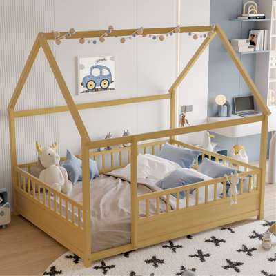 Lit double sur pied avec structure en pin naturel, barrière de sécurité pour un repos confortable, lit à structure facile à assembler, chambre sécurisée en bois, entrée spacieuse