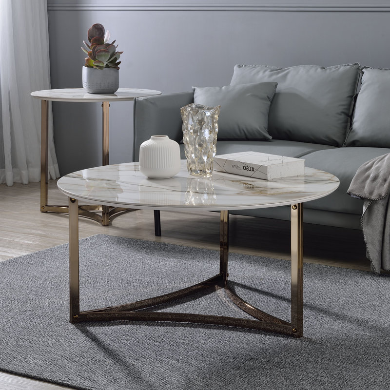 Table basse, plateau en pierre frittée et finition champagne
